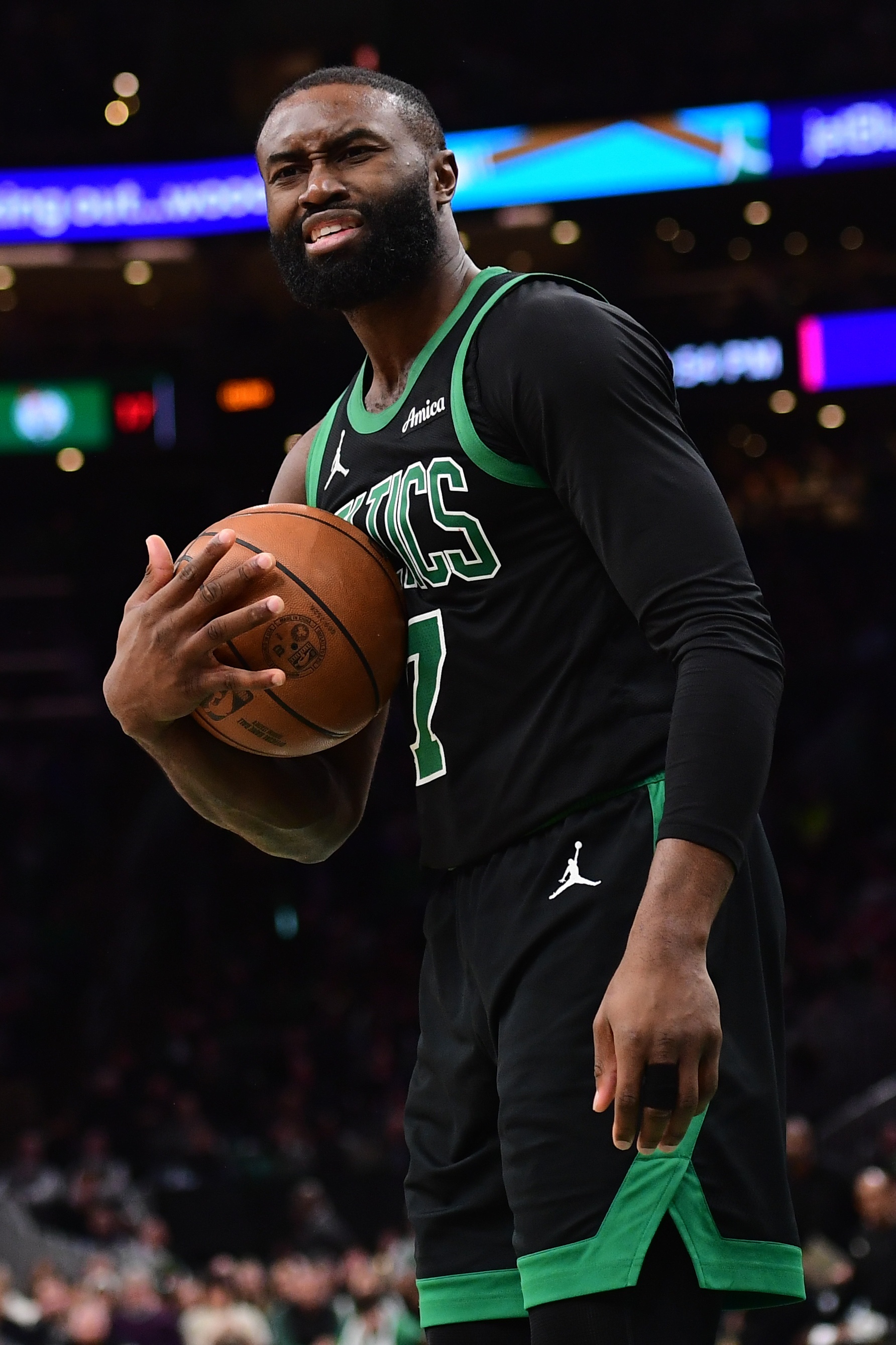 世界杯移动端直播-今日绿军对阵雄鹿！杰伦·布朗因生病不打 科塔轮休