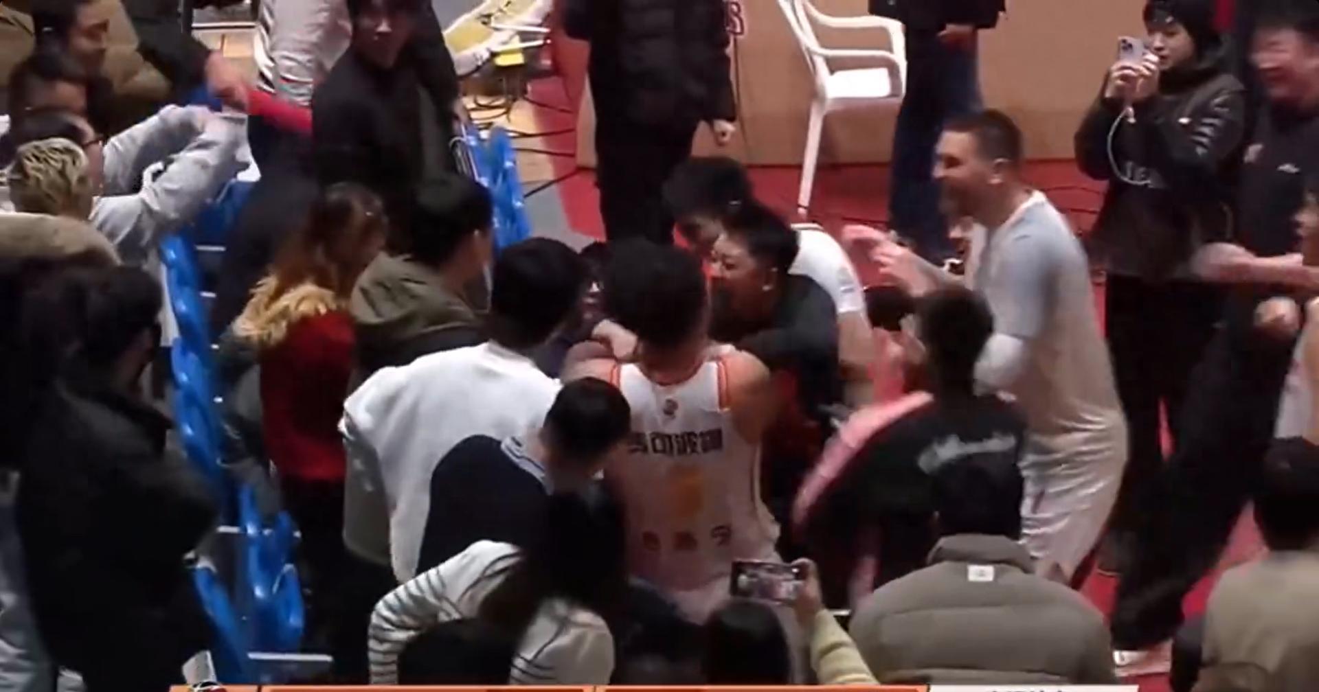 世界杯官网直播入口下载-狂奔的黑马！双杀辽篮浙江，连克京沪两强，上季13名如今杀进前6